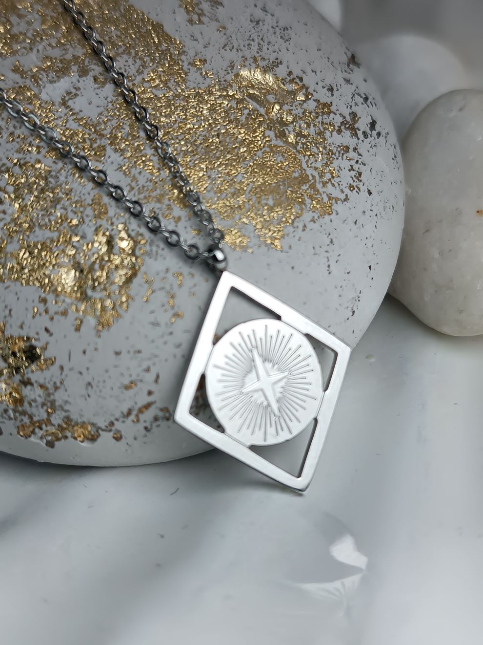 Ανδρικό Κολιέ με Πυξίδα – Ατσάλινο Μενταγιόν με Βόρειο Αστέρα (ΚΩΔ:096) Ανδρικό Κολιέ με Πυξίδα – Ατσάλινο Μενταγιόν με Βόρειο Αστέρα (ΚΩΔ:096)