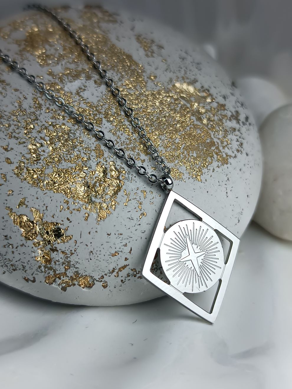 Ανδρικό Κολιέ με Πυξίδα – Ατσάλινο Μενταγιόν με Βόρειο Αστέρα (ΚΩΔ:096) Ανδρικό Κολιέ με Πυξίδα – Ατσάλινο Μενταγιόν με Βόρειο Αστέρα (ΚΩΔ:096)