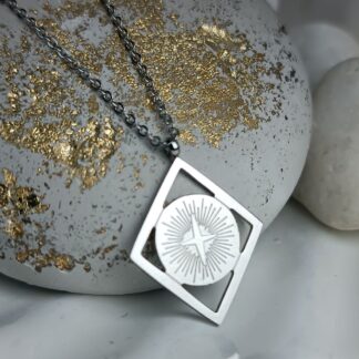 Ανδρικό Κολιέ με Πυξίδα – Ατσάλινο Μενταγιόν με Βόρειο Αστέρα (ΚΩΔ:096) Ανδρικό Κολιέ με Πυξίδα – Ατσάλινο Μενταγιόν με Βόρειο Αστέρα (ΚΩΔ:096)