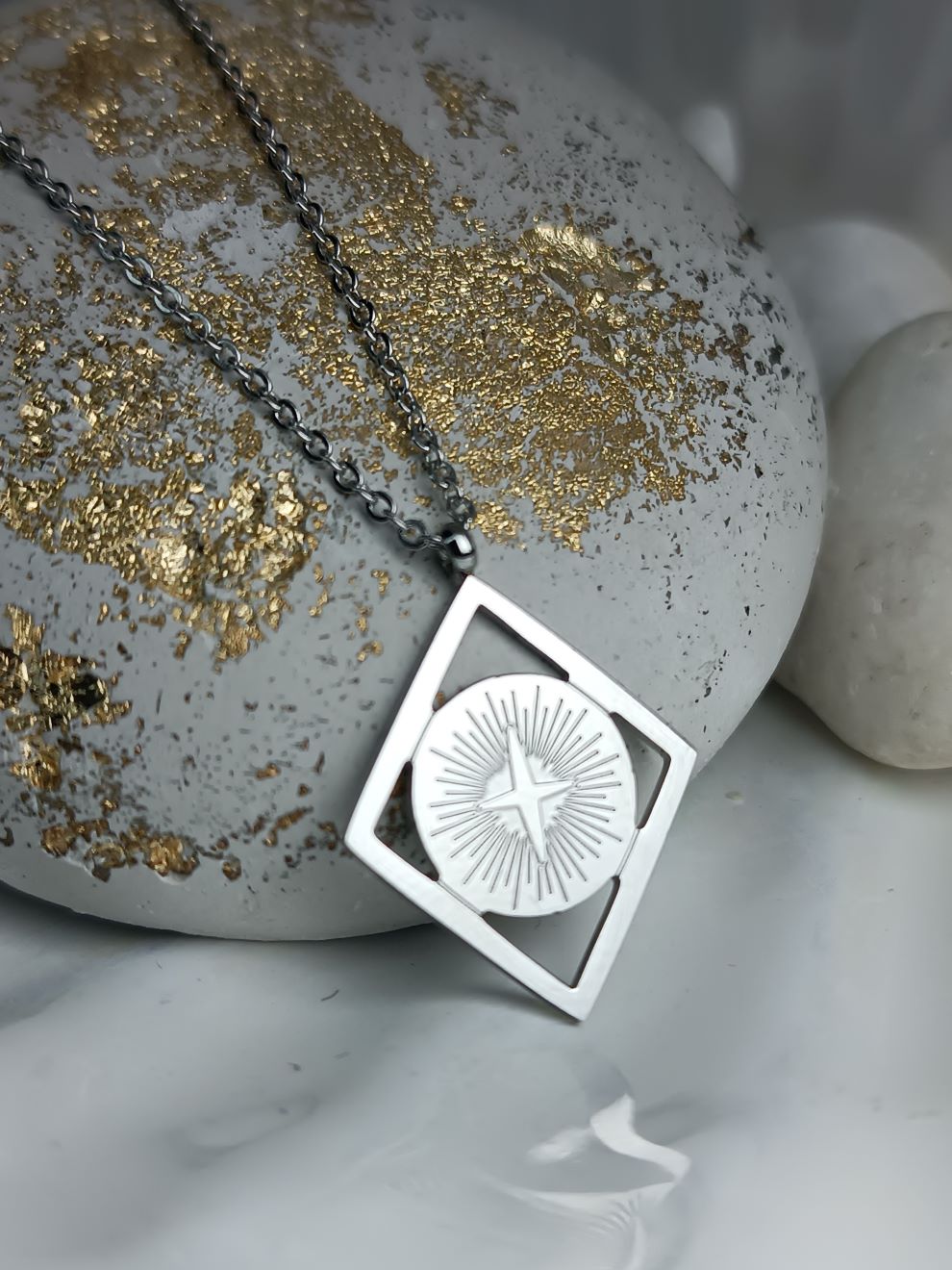 Ανδρικό Κολιέ με Πυξίδα – Ατσάλινο Μενταγιόν με Βόρειο Αστέρα (ΚΩΔ:096) Ανδρικό Κολιέ με Πυξίδα – Ατσάλινο Μενταγιόν με Βόρειο Αστέρα (ΚΩΔ:096)