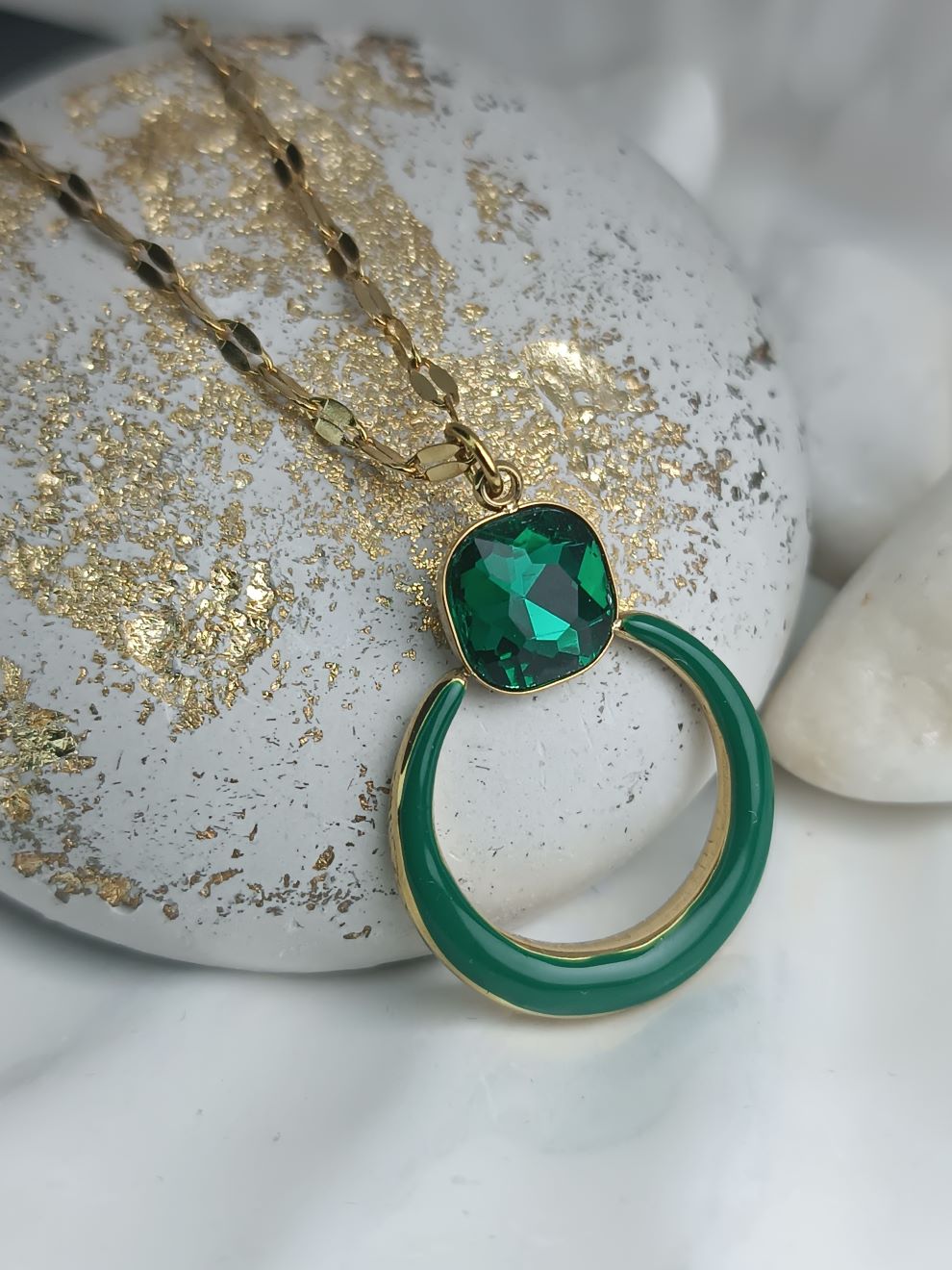 Κολιέ με Πράσινο Κρύσταλλο & Μισοφέγγαρο Σμάλτο – Χρυσό Ατσάλινο Κρεμαστό (ΚΩΔ:092) Κολιέ με Πράσινο Κρύσταλλο & Μισοφέγγαρο Σμάλτο – Χρυσό Ατσάλινο Κρεμαστό (ΚΩΔ:092)