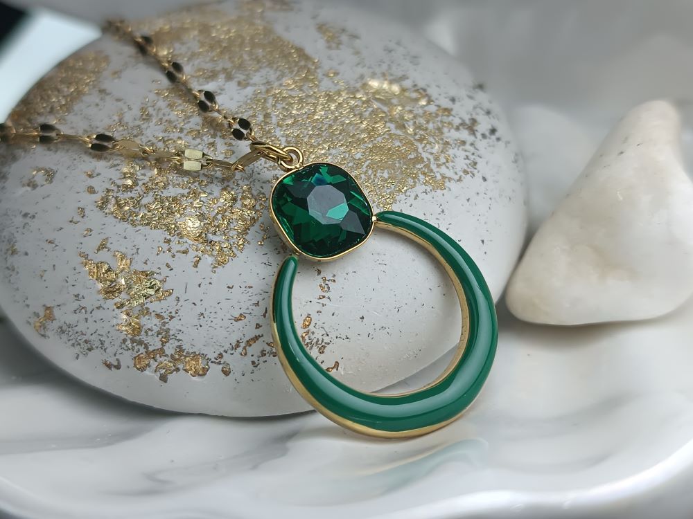 Κολιέ με Πράσινο Κρύσταλλο & Μισοφέγγαρο Σμάλτο – Χρυσό Ατσάλινο Κρεμαστό (ΚΩΔ:092) Κολιέ με Πράσινο Κρύσταλλο & Μισοφέγγαρο Σμάλτο – Χρυσό Ατσάλινο Κρεμαστό (ΚΩΔ:092)