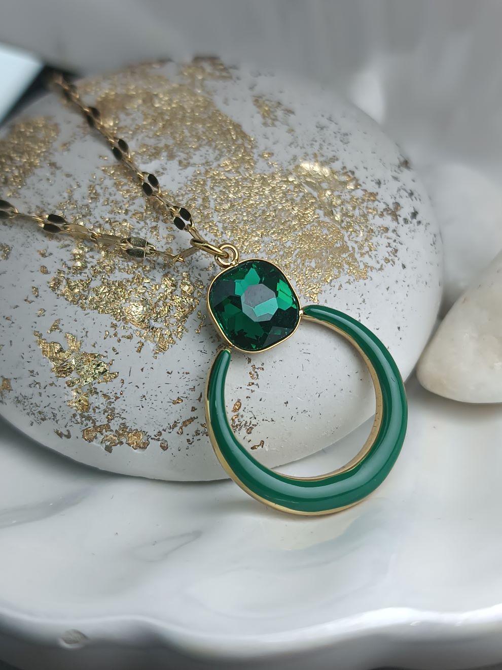 Κολιέ με Πράσινο Κρύσταλλο & Μισοφέγγαρο Σμάλτο – Χρυσό Ατσάλινο Κρεμαστό (ΚΩΔ:092) Κολιέ με Πράσινο Κρύσταλλο & Μισοφέγγαρο Σμάλτο – Χρυσό Ατσάλινο Κρεμαστό (ΚΩΔ:092)