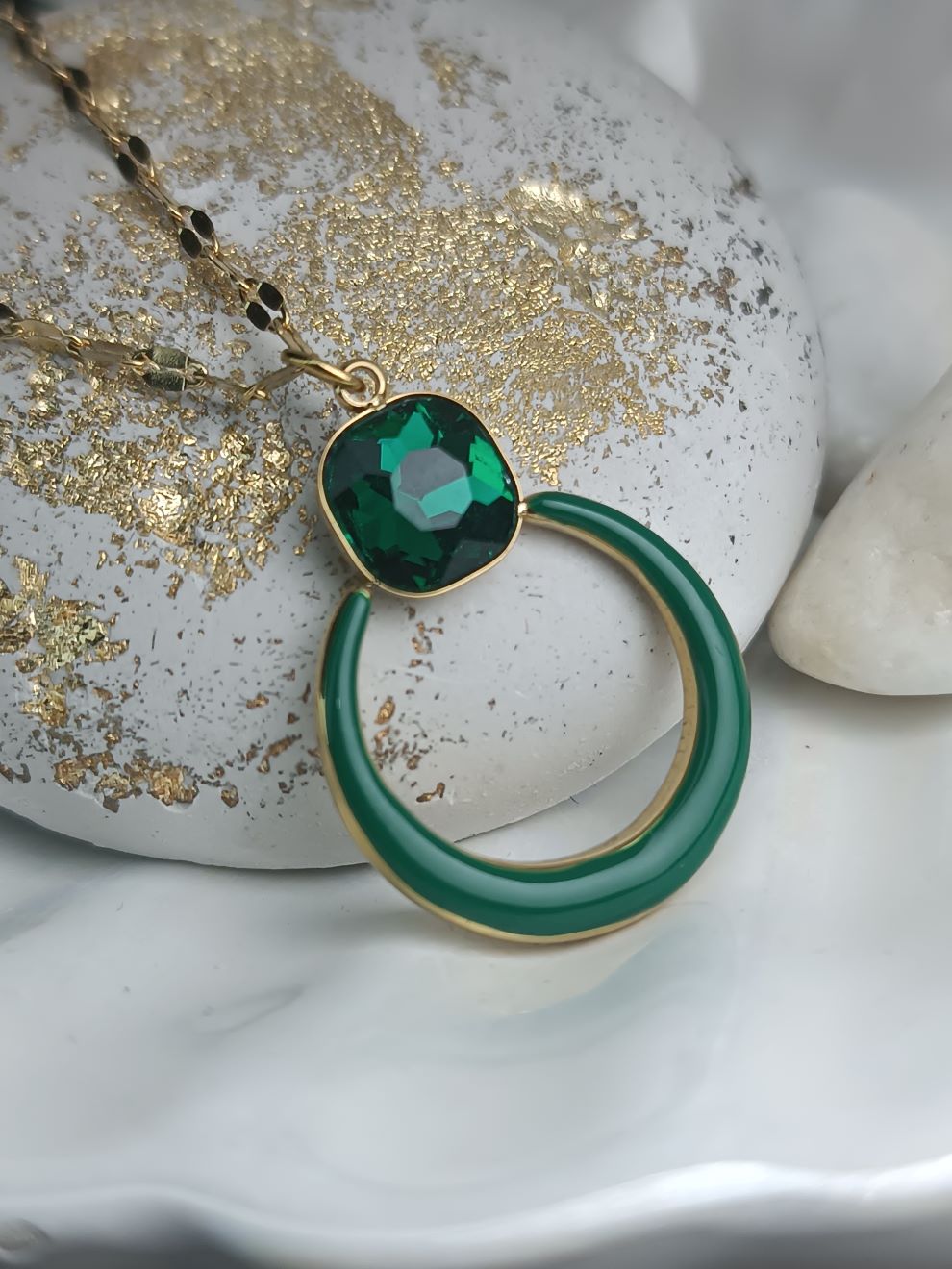 Κολιέ με Πράσινο Κρύσταλλο & Μισοφέγγαρο Σμάλτο – Χρυσό Ατσάλινο Κρεμαστό (ΚΩΔ:092) Κολιέ με Πράσινο Κρύσταλλο & Μισοφέγγαρο Σμάλτο – Χρυσό Ατσάλινο Κρεμαστό (ΚΩΔ:092)