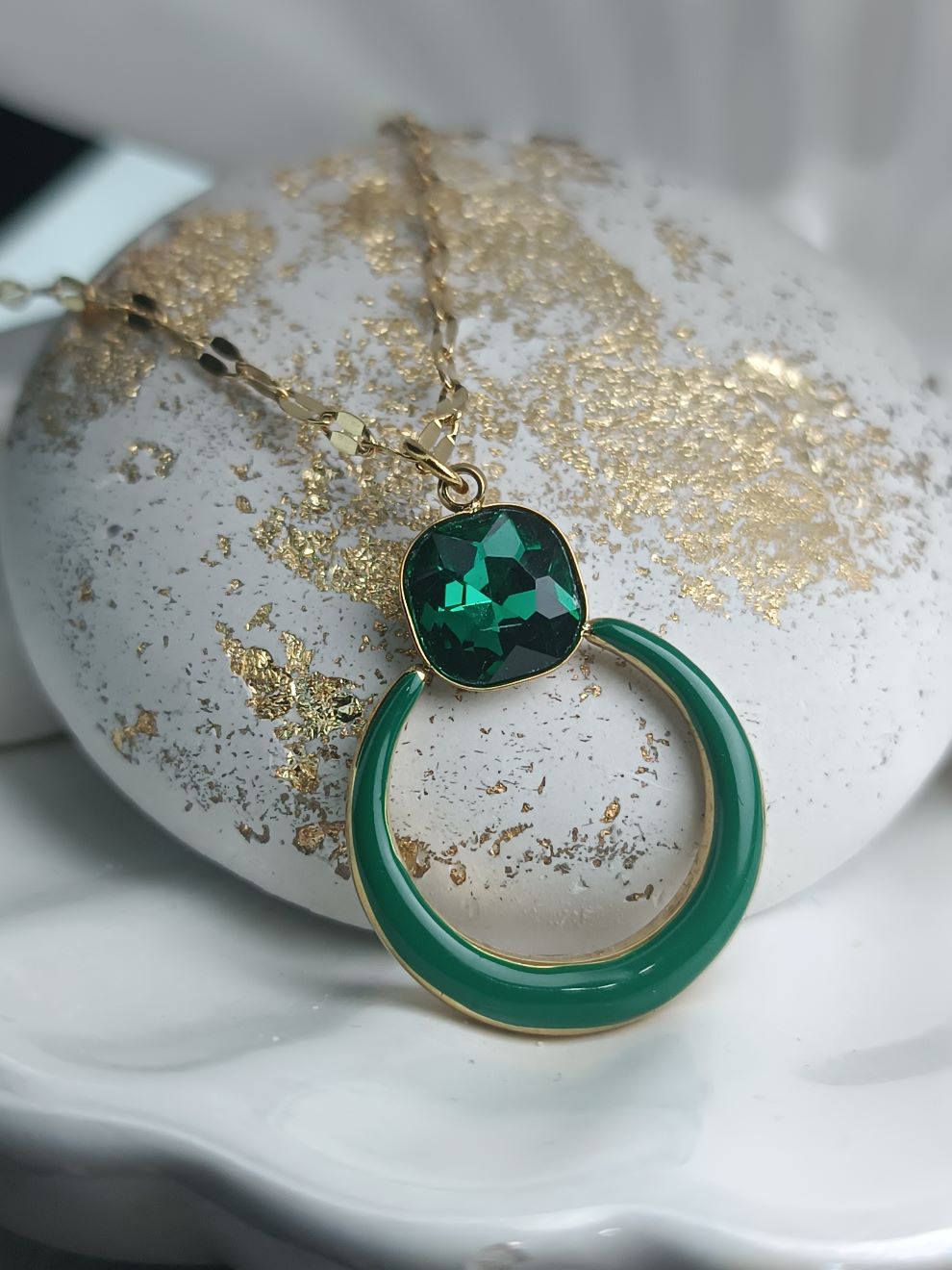 Κολιέ με Πράσινο Κρύσταλλο & Μισοφέγγαρο Σμάλτο – Χρυσό Ατσάλινο Κρεμαστό (ΚΩΔ:092) Κολιέ με Πράσινο Κρύσταλλο & Μισοφέγγαρο Σμάλτο – Χρυσό Ατσάλινο Κρεμαστό (ΚΩΔ:092)