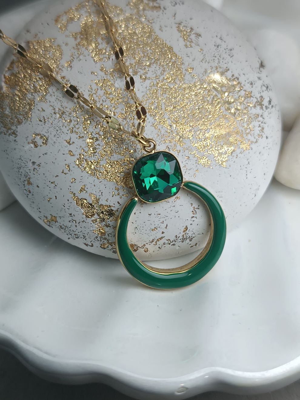 Κολιέ με Πράσινο Κρύσταλλο & Μισοφέγγαρο Σμάλτο – Χρυσό Ατσάλινο Κρεμαστό (ΚΩΔ:092) Κολιέ με Πράσινο Κρύσταλλο & Μισοφέγγαρο Σμάλτο – Χρυσό Ατσάλινο Κρεμαστό (ΚΩΔ:092)