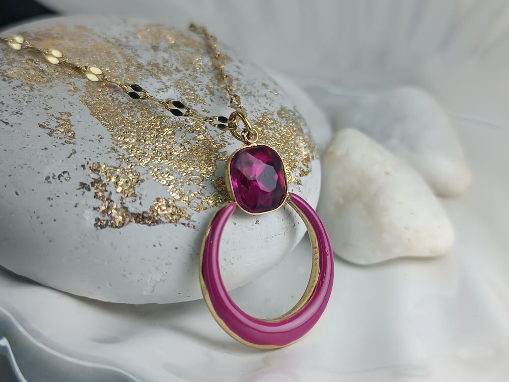 Κολιέ με Φούξια Κρύσταλλο & Μισοφέγγαρο Σμάλτο – Χρυσό Ατσάλινο Κρεμαστό (ΚΩΔ:093) Κολιέ με Φούξια Κρύσταλλο & Μισοφέγγαρο Σμάλτο – Χρυσό Ατσάλινο Κρεμαστό (ΚΩΔ:093)