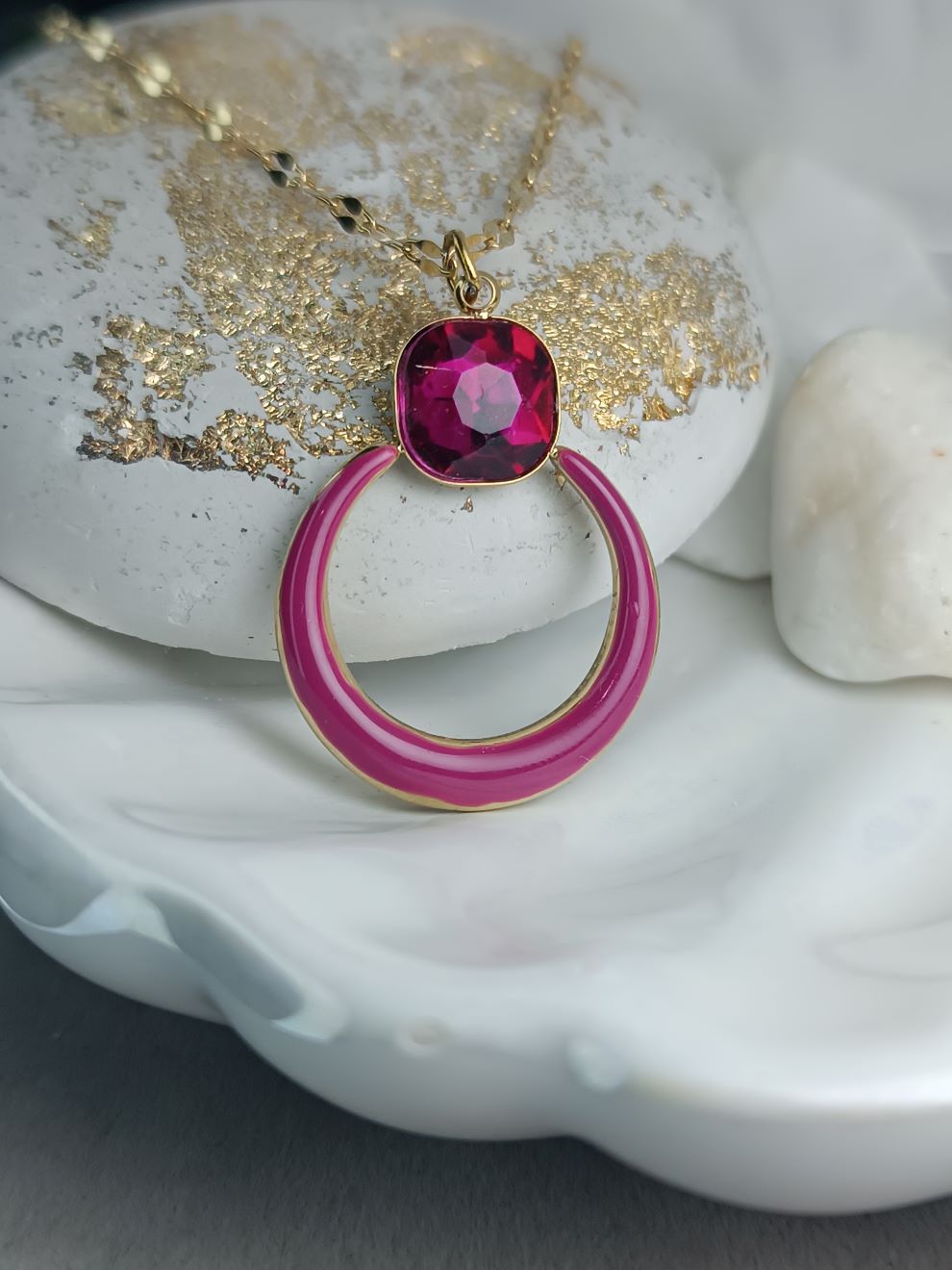 Κολιέ με Φούξια Κρύσταλλο & Μισοφέγγαρο Σμάλτο – Χρυσό Ατσάλινο Κρεμαστό (ΚΩΔ:093) Κολιέ με Φούξια Κρύσταλλο & Μισοφέγγαρο Σμάλτο – Χρυσό Ατσάλινο Κρεμαστό (ΚΩΔ:093)