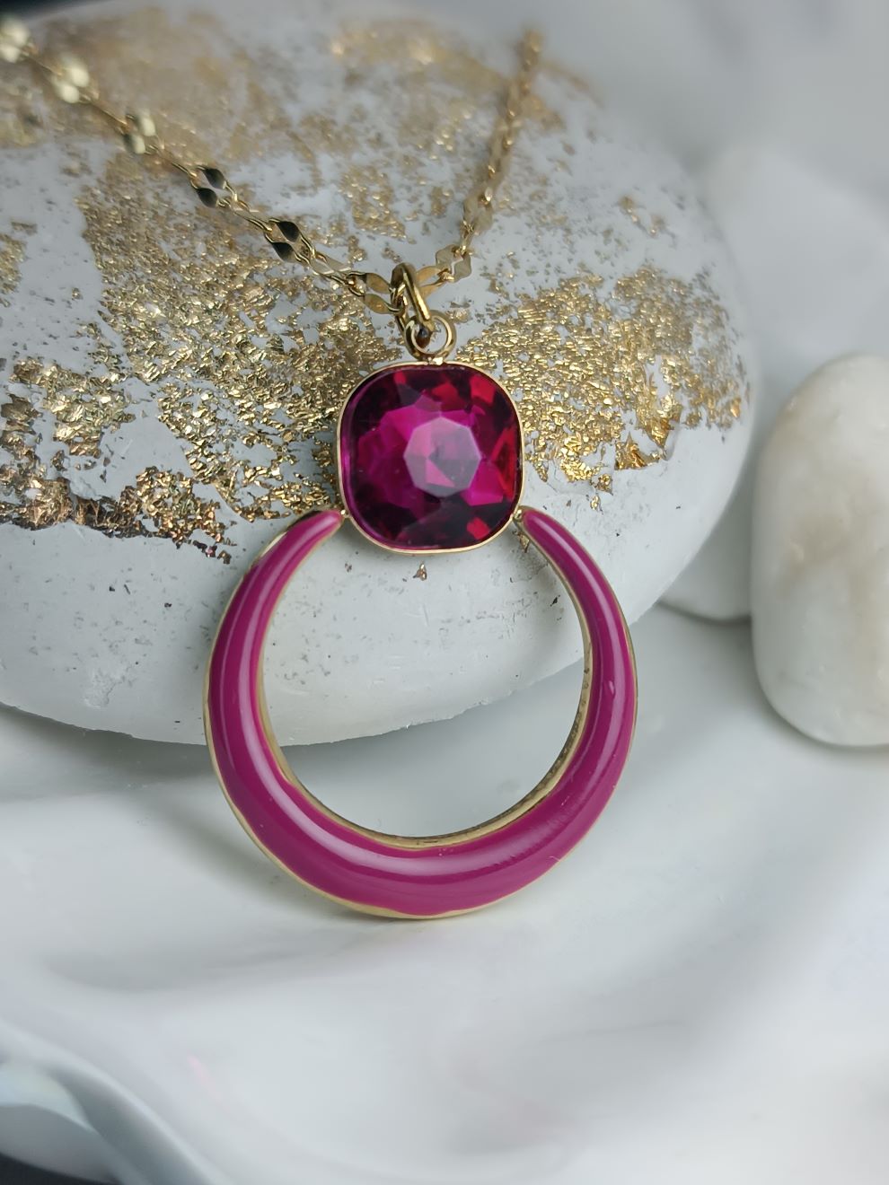 Κολιέ με Φούξια Κρύσταλλο & Μισοφέγγαρο Σμάλτο – Χρυσό Ατσάλινο Κρεμαστό (ΚΩΔ:093) Κολιέ με Φούξια Κρύσταλλο & Μισοφέγγαρο Σμάλτο – Χρυσό Ατσάλινο Κρεμαστό (ΚΩΔ:093)