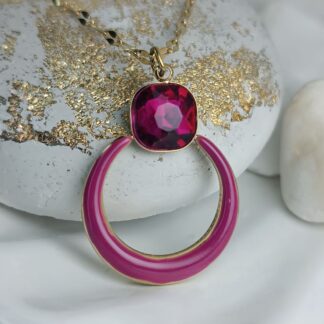 Κολιέ με Φούξια Κρύσταλλο & Μισοφέγγαρο Σμάλτο – Χρυσό Ατσάλινο Κρεμαστό (ΚΩΔ:093) Κολιέ με Φούξια Κρύσταλλο & Μισοφέγγαρο Σμάλτο – Χρυσό Ατσάλινο Κρεμαστό (ΚΩΔ:093)