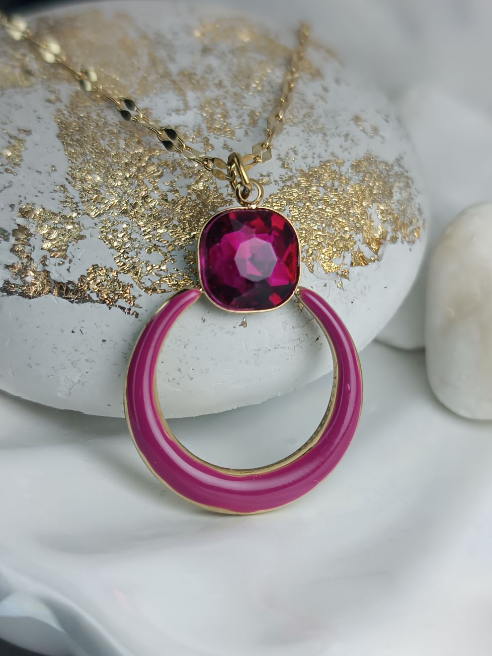 Κολιέ με Φούξια Κρύσταλλο & Μισοφέγγαρο Σμάλτο – Χρυσό Ατσάλινο Κρεμαστό (ΚΩΔ:093) Κολιέ με Φούξια Κρύσταλλο & Μισοφέγγαρο Σμάλτο – Χρυσό Ατσάλινο Κρεμαστό (ΚΩΔ:093)