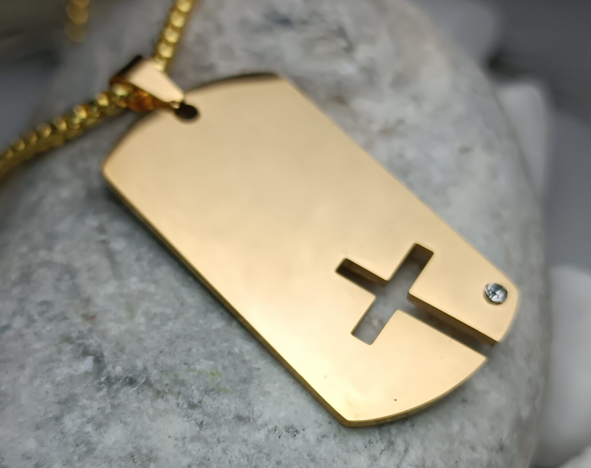 Ανδρικό Κολιέ Πλακέτα με Σταυρό – Επιχρυσωμένο Ατσάλι με Πέτρα(ΚΩΔ:8043) Ανδρικό Κολιέ Πλακέτα με Σταυρό – Επιχρυσωμένο Ατσάλι με Πέτρα(ΚΩΔ:8043)