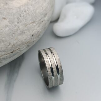 Ring with charm, polished details (CODE: 8047)