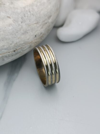 Ring with charm, polished details (CODE: 8048)