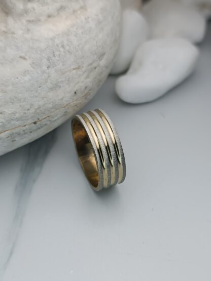 Ring with charm, polished details (CODE: 8048)