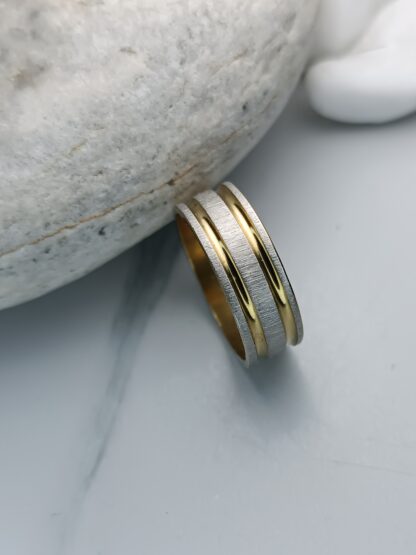 Ring with charm, polished details (CODE: 8050)