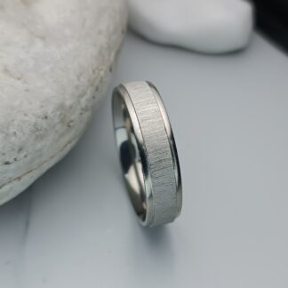 Ring with charm, polished details (CODE: 8052)