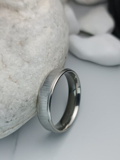 Ring with charm, polished details (CODE: 8053)