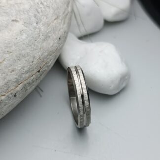 Ring with embossed design (CODE: 8056)