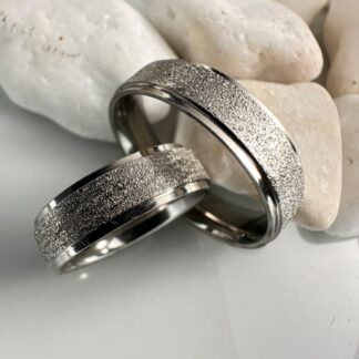 Ατσάλινες Ασημί Βέρες με Σαγρέ Glitter Υφή – Kosmimatomania.gr (ΚΩΔ:8076) Ατσάλινες Ασημί Βέρες με Σαγρέ Glitter Υφή – Kosmimatomania.gr (ΚΩΔ:8076)