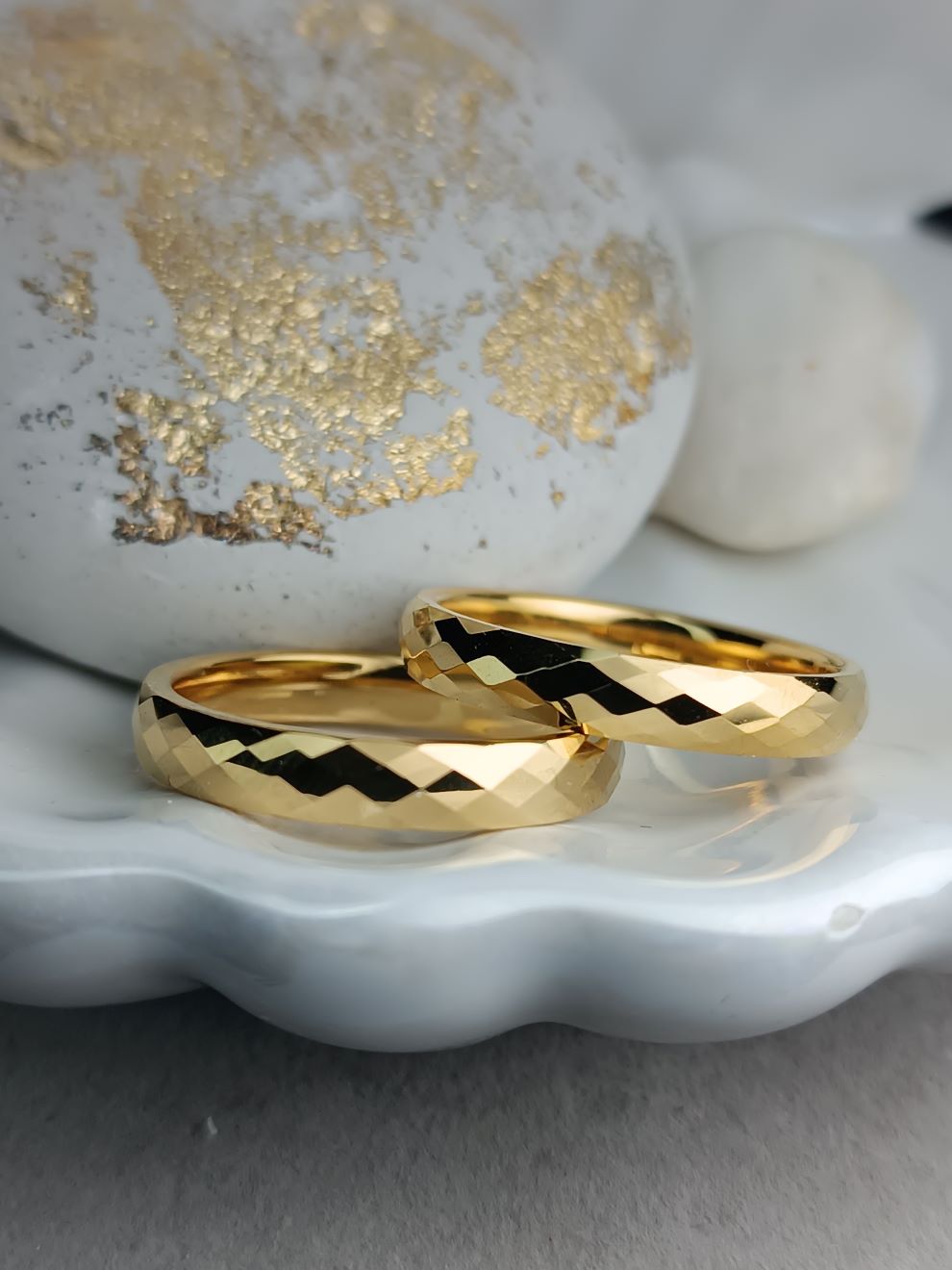 Χρυσές Βέρες Diamond Cut από Ατσάλι – Εντυπωσιακή Λάμψη & Πολυτελές Design για Ζευγάρια(ΚΩΔ:8075) Χρυσές Βέρες Diamond Cut από Ατσάλι – Εντυπωσιακή Λάμψη & Πολυτελές Design για Ζευγάρια(ΚΩΔ:8075)