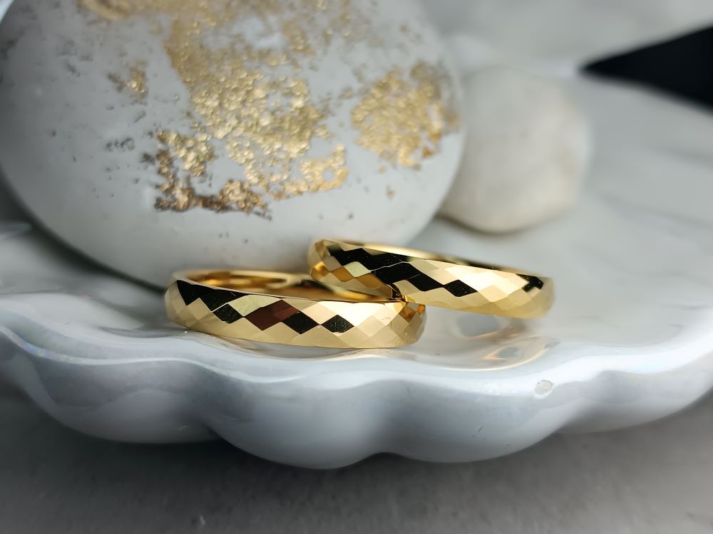 Χρυσές Βέρες Diamond Cut από Ατσάλι – Εντυπωσιακή Λάμψη & Πολυτελές Design για Ζευγάρια(ΚΩΔ:8075) Χρυσές Βέρες Diamond Cut από Ατσάλι – Εντυπωσιακή Λάμψη & Πολυτελές Design για Ζευγάρια(ΚΩΔ:8075)