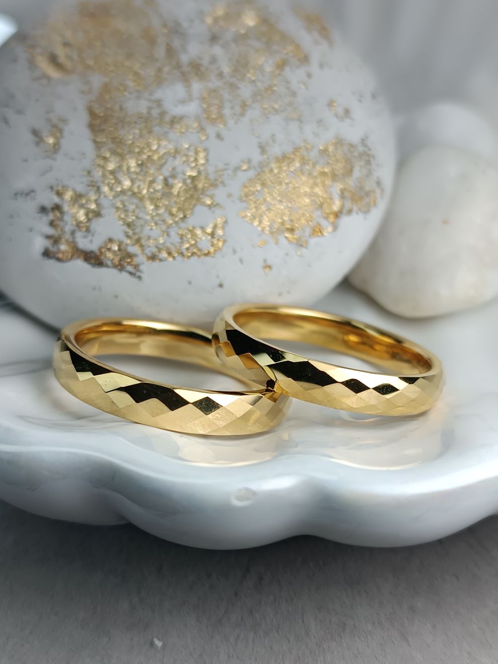 Χρυσές Βέρες Diamond Cut από Ατσάλι – Εντυπωσιακή Λάμψη & Πολυτελές Design για Ζευγάρια(ΚΩΔ:8075) Χρυσές Βέρες Diamond Cut από Ατσάλι – Εντυπωσιακή Λάμψη & Πολυτελές Design για Ζευγάρια(ΚΩΔ:8075)