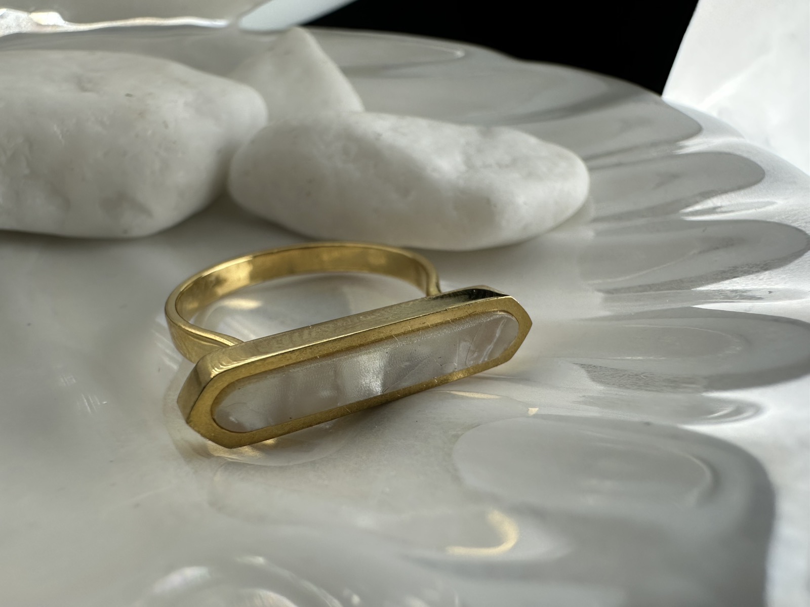 Επίχρυσο Δαχτυλίδι με Φίλντισι – Μοντέρνο Minimal Κόσμημα από Ατσάλι (ΚΩΔ:8180) Επίχρυσο Δαχτυλίδι με Φίλντισι – Μοντέρνο Minimal Κόσμημα από Ατσάλι (ΚΩΔ:8180)