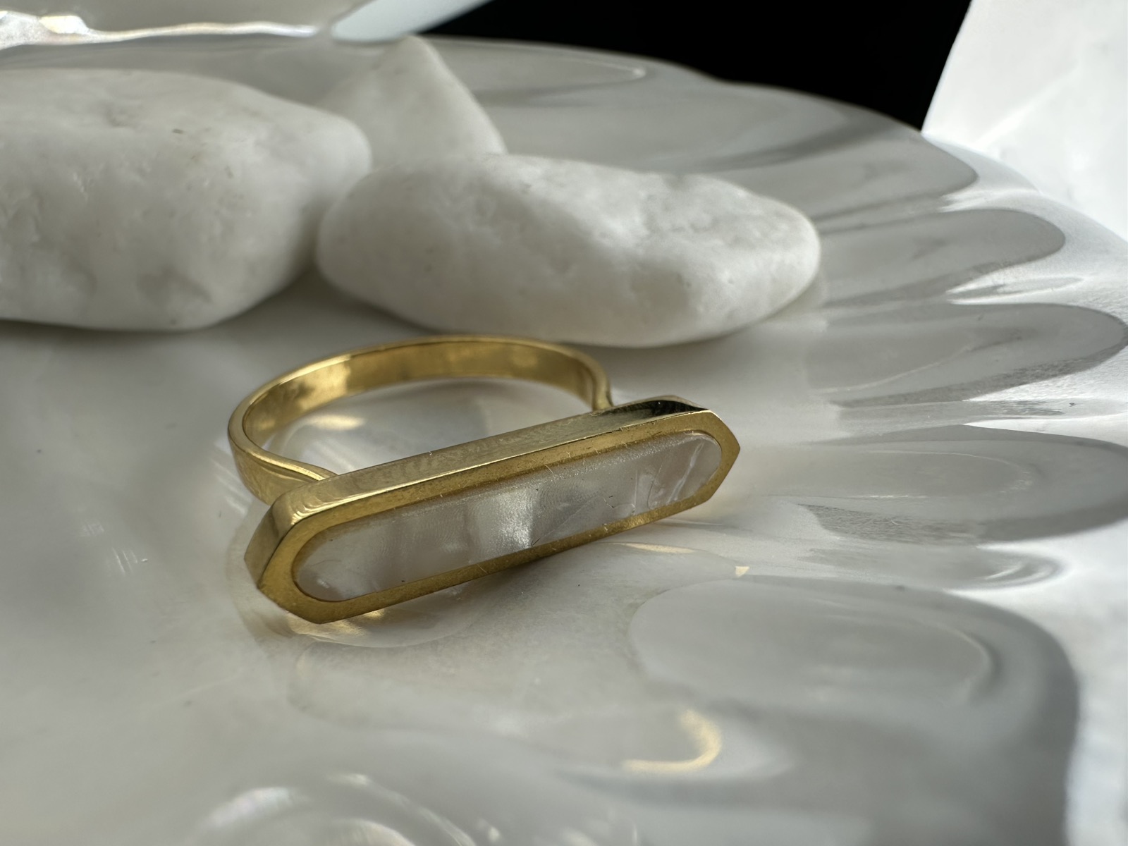 Επίχρυσο Δαχτυλίδι με Φίλντισι – Μοντέρνο Minimal Κόσμημα από Ατσάλι (ΚΩΔ:8180) Επίχρυσο Δαχτυλίδι με Φίλντισι – Μοντέρνο Minimal Κόσμημα από Ατσάλι (ΚΩΔ:8180)