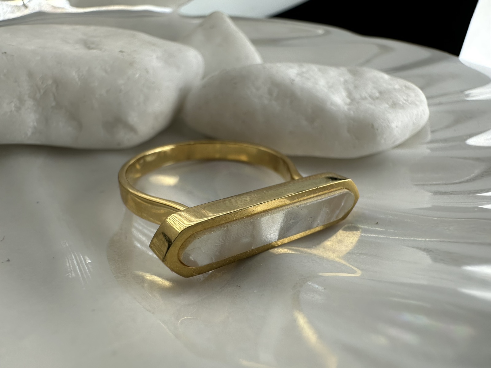 Επίχρυσο Δαχτυλίδι με Φίλντισι – Μοντέρνο Minimal Κόσμημα από Ατσάλι (ΚΩΔ:8180) Επίχρυσο Δαχτυλίδι με Φίλντισι – Μοντέρνο Minimal Κόσμημα από Ατσάλι (ΚΩΔ:8180)