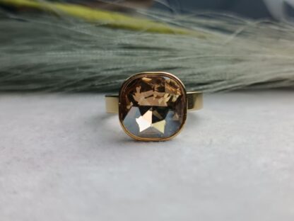 Ring with stone, yellow gold (CODE:8025)