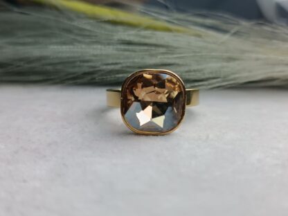 Ring with stone, yellow gold (CODE:8025)