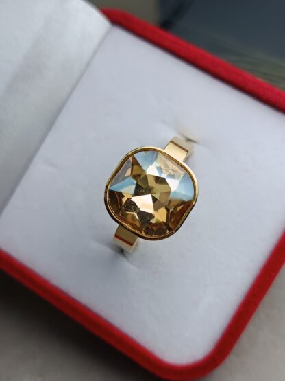 Ring with stone, yellow gold (CODE:8025)