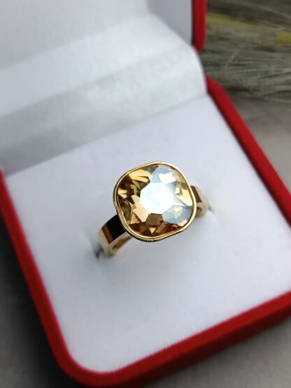 Ring with stone, yellow gold (CODE:8025)