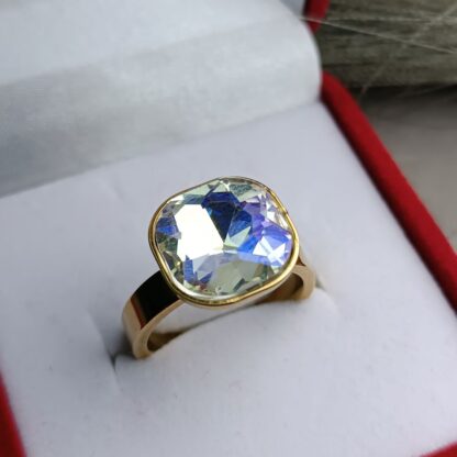 Ring with stone, yellow gold (CODE:8026)