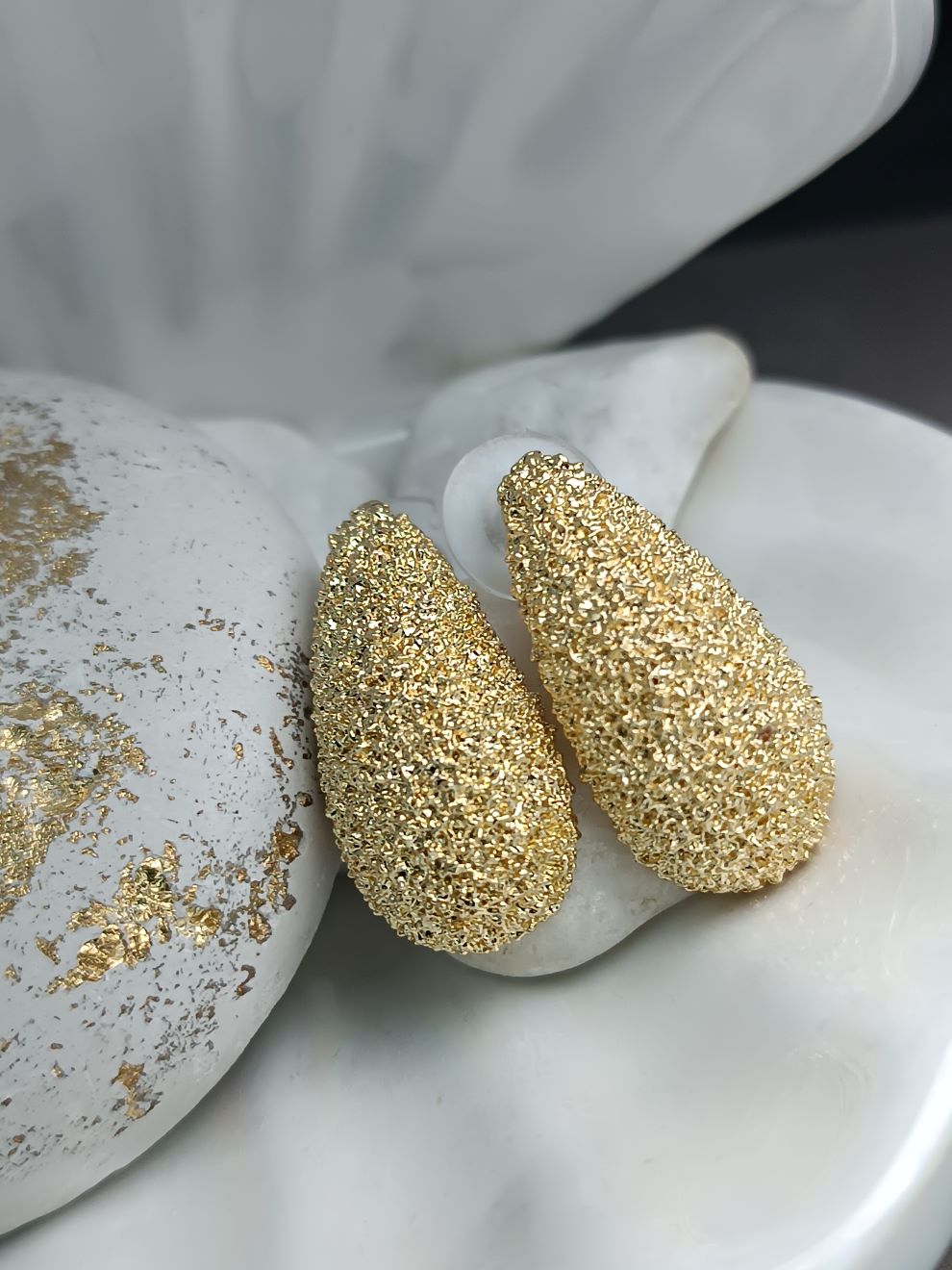 Χρυσά Σκουλαρίκια Δάκρυ από Ανοξείδωτο Ατσάλι με Ανάγλυφη Υφή – (ΚΩΔ:8172) Χρυσά Σκουλαρίκια Δάκρυ από Ανοξείδωτο Ατσάλι με Ανάγλυφη Υφή – (ΚΩΔ:8172)