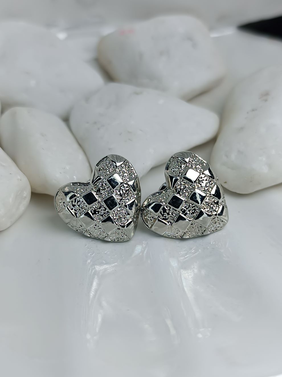 Ασημένια Καρδιές Σκουλαρίκια από Ανοξείδωτο Ατσάλι – Ανάγλυφο Καρό Σχέδιο (ΚΩΔ:8169) Ασημένια Καρδιές Σκουλαρίκια από Ανοξείδωτο Ατσάλι – Ανάγλυφο Καρό Σχέδιο (ΚΩΔ:8169)