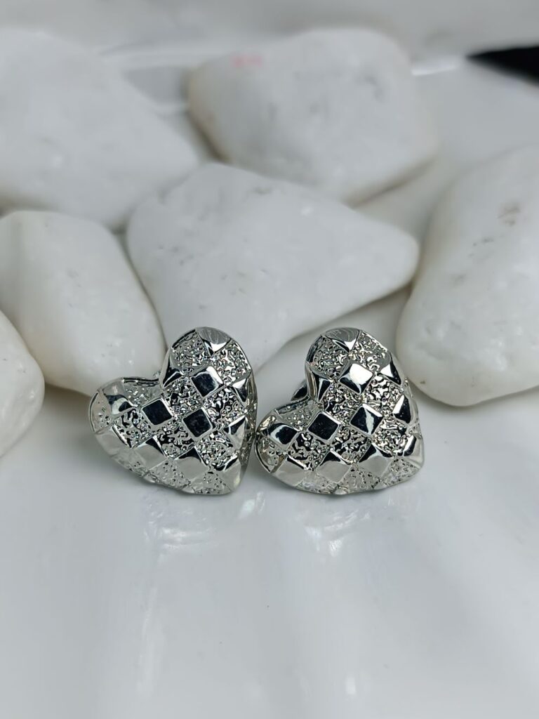 Καρφωτά ή Μακριά Σκουλαρίκια; Ο Απόλυτος Οδηγός για να Επιλέξετε το Ιδανικό Στυλ