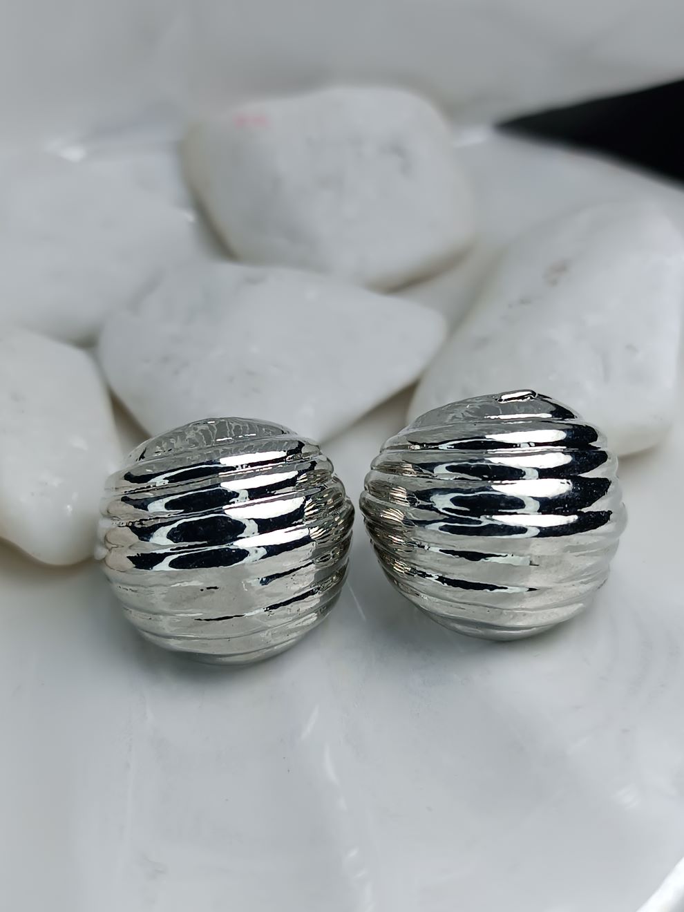 Ασημί Σκουλαρίκια από Ανοξείδωτο Ατσάλι – Στρογγυλά με Ανάγλυφο Σχέδιο (ΚΩΔ:8153) Ασημί Σκουλαρίκια από Ανοξείδωτο Ατσάλι – Στρογγυλά με Ανάγλυφο Σχέδιο (ΚΩΔ:8153)