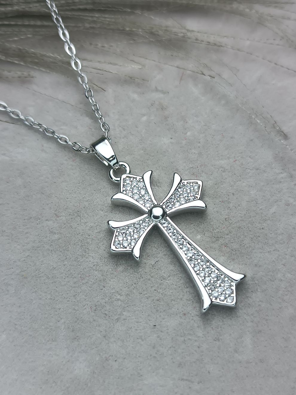 Ασημί Σταυρός με Λευκές Πέτρες – Γυναικείο Κολιέ από Ατσάλι (ΚΩΔ:8472) Ασημί Σταυρός με Λευκές Πέτρες – Γυναικείο Κολιέ από Ατσάλι (ΚΩΔ:8472)