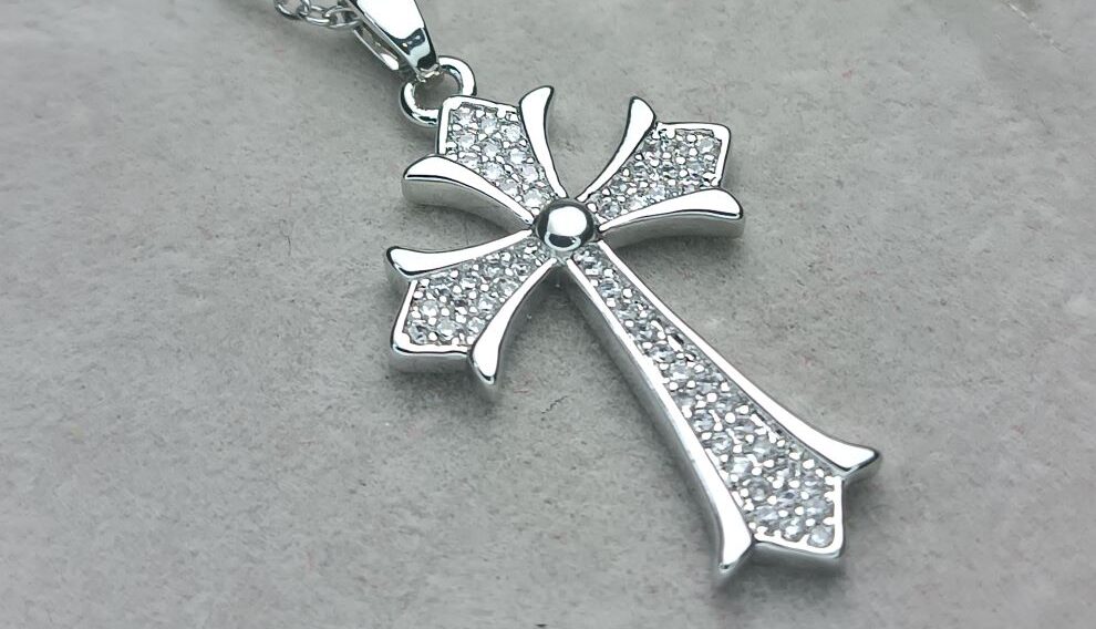 Ασημί Σταυρός με Λευκές Πέτρες – Γυναικείο Κολιέ από Ατσάλι (ΚΩΔ:8472) Ασημί Σταυρός με Λευκές Πέτρες – Γυναικείο Κολιέ από Ατσάλι (ΚΩΔ:8472)