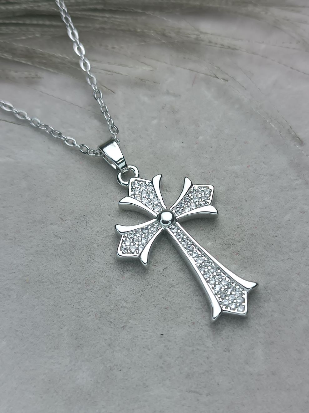 Ασημί Σταυρός με Λευκές Πέτρες – Γυναικείο Κολιέ από Ατσάλι (ΚΩΔ:8472) Ασημί Σταυρός με Λευκές Πέτρες – Γυναικείο Κολιέ από Ατσάλι (ΚΩΔ:8472)