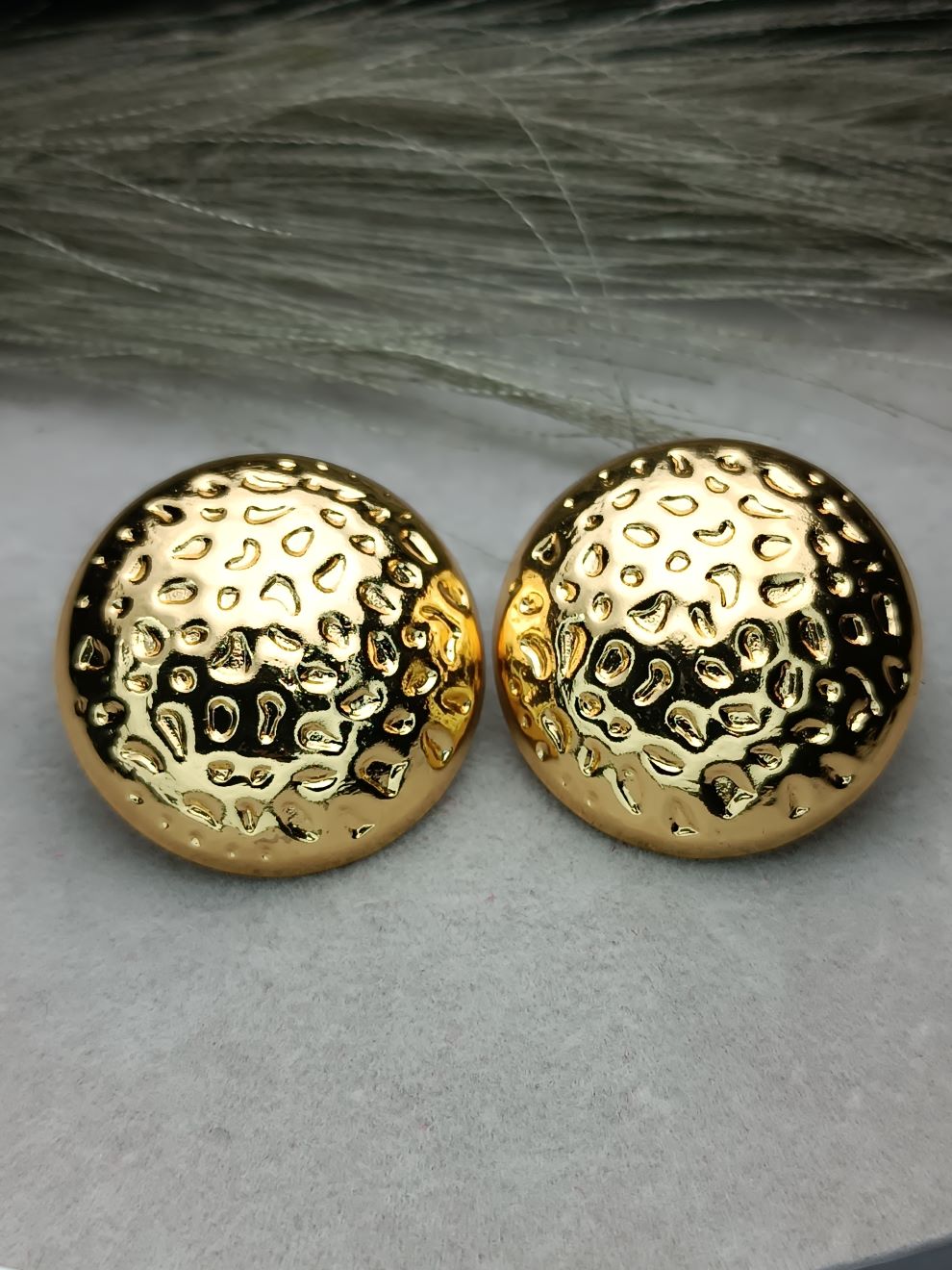 Χρυσά Σφυρήλατα Σκουλαρίκια – Στρογγυλά Statement Earrings από Ανοξείδωτο Ατσάλι (ΚΩΔ:5565) Χρυσά Σφυρήλατα Σκουλαρίκια – Στρογγυλά Statement Earrings από Ανοξείδωτο Ατσάλι (ΚΩΔ:5565)