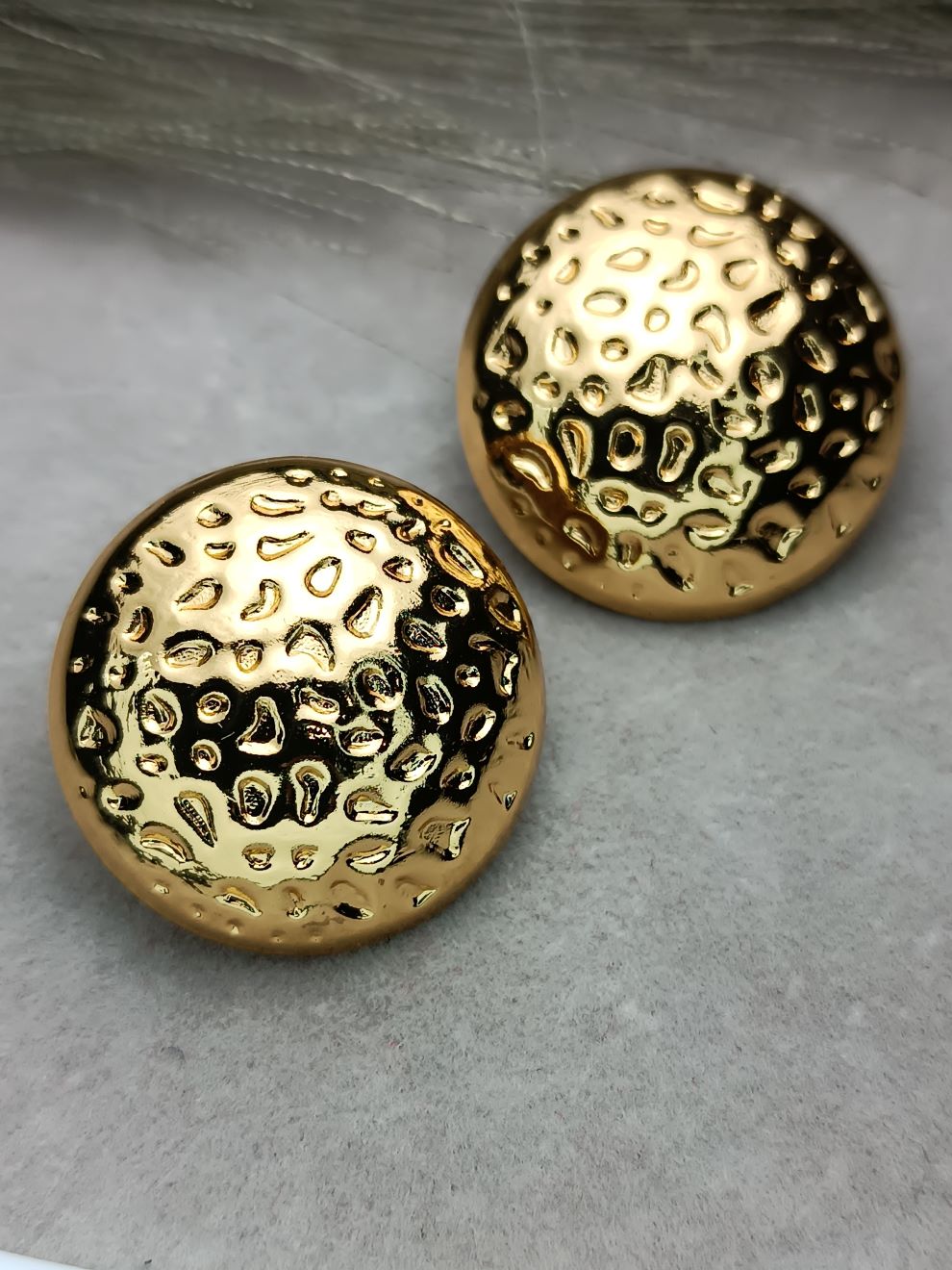 Χρυσά Σφυρήλατα Σκουλαρίκια – Στρογγυλά Statement Earrings από Ανοξείδωτο Ατσάλι (ΚΩΔ:5565) Χρυσά Σφυρήλατα Σκουλαρίκια – Στρογγυλά Statement Earrings από Ανοξείδωτο Ατσάλι (ΚΩΔ:5565)