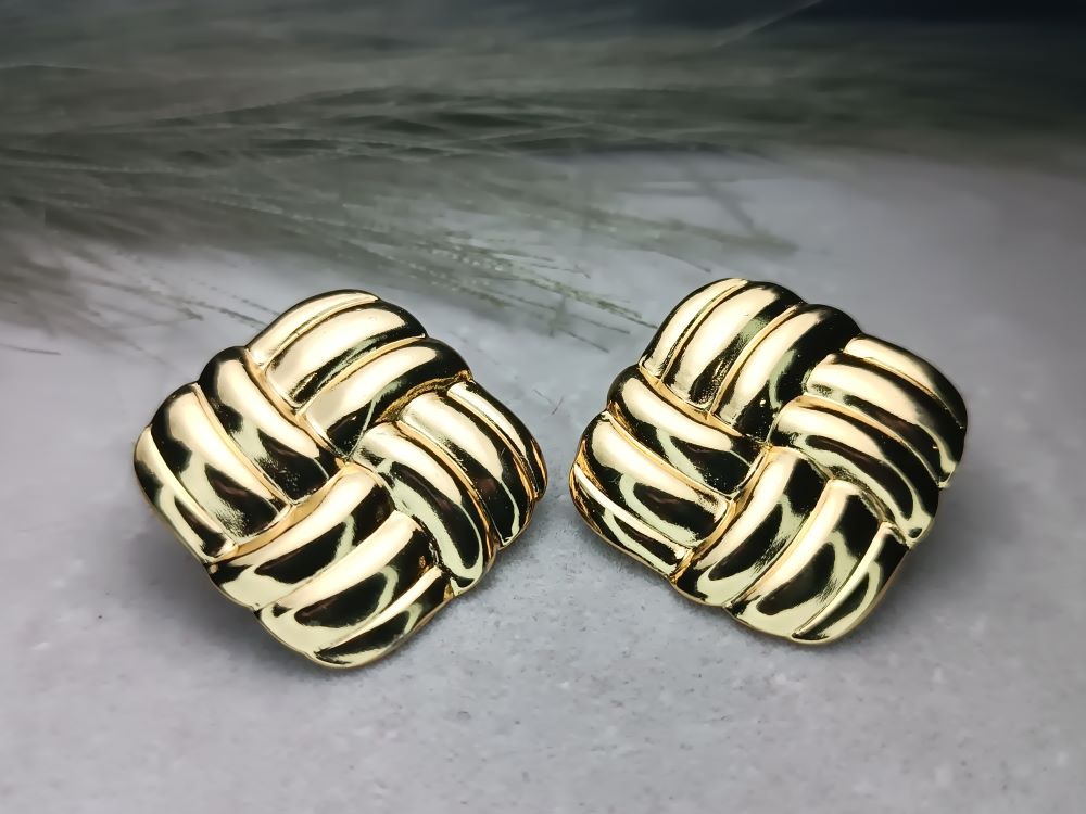 Τετράγωνα Χρυσά Σκουλαρίκια από Ανοξείδωτο Ατσάλι – Ανάγλυφα Clip-On Statement Κοσμήματα (ΚΩΔ:5573) Τετράγωνα Χρυσά Σκουλαρίκια από Ανοξείδωτο Ατσάλι – Ανάγλυφα Clip-On Statement Κοσμήματα (ΚΩΔ:5573)