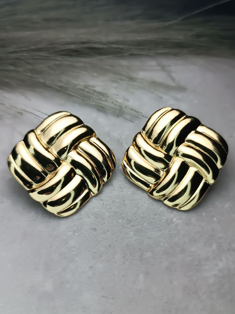 Τετράγωνα Χρυσά Σκουλαρίκια από Ανοξείδωτο Ατσάλι – Ανάγλυφα Clip-On Statement Κοσμήματα (ΚΩΔ:5573) Τετράγωνα Χρυσά Σκουλαρίκια από Ανοξείδωτο Ατσάλι – Ανάγλυφα Clip-On Statement Κοσμήματα (ΚΩΔ:5573)