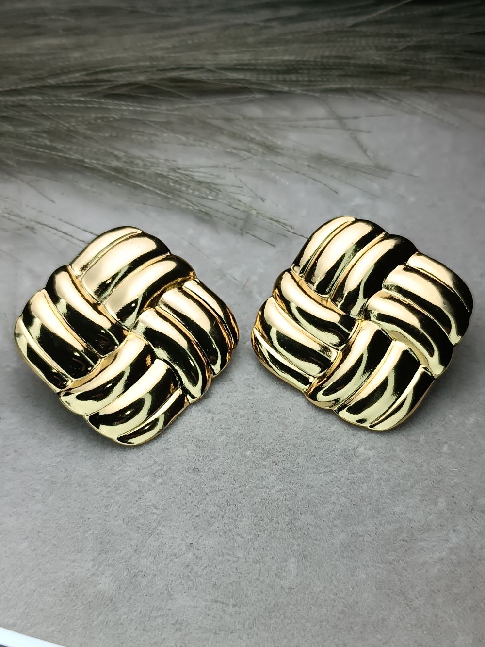 Τετράγωνα Χρυσά Σκουλαρίκια από Ανοξείδωτο Ατσάλι – Ανάγλυφα Clip-On Statement Κοσμήματα (ΚΩΔ:5573) Τετράγωνα Χρυσά Σκουλαρίκια από Ανοξείδωτο Ατσάλι – Ανάγλυφα Clip-On Statement Κοσμήματα (ΚΩΔ:5573)