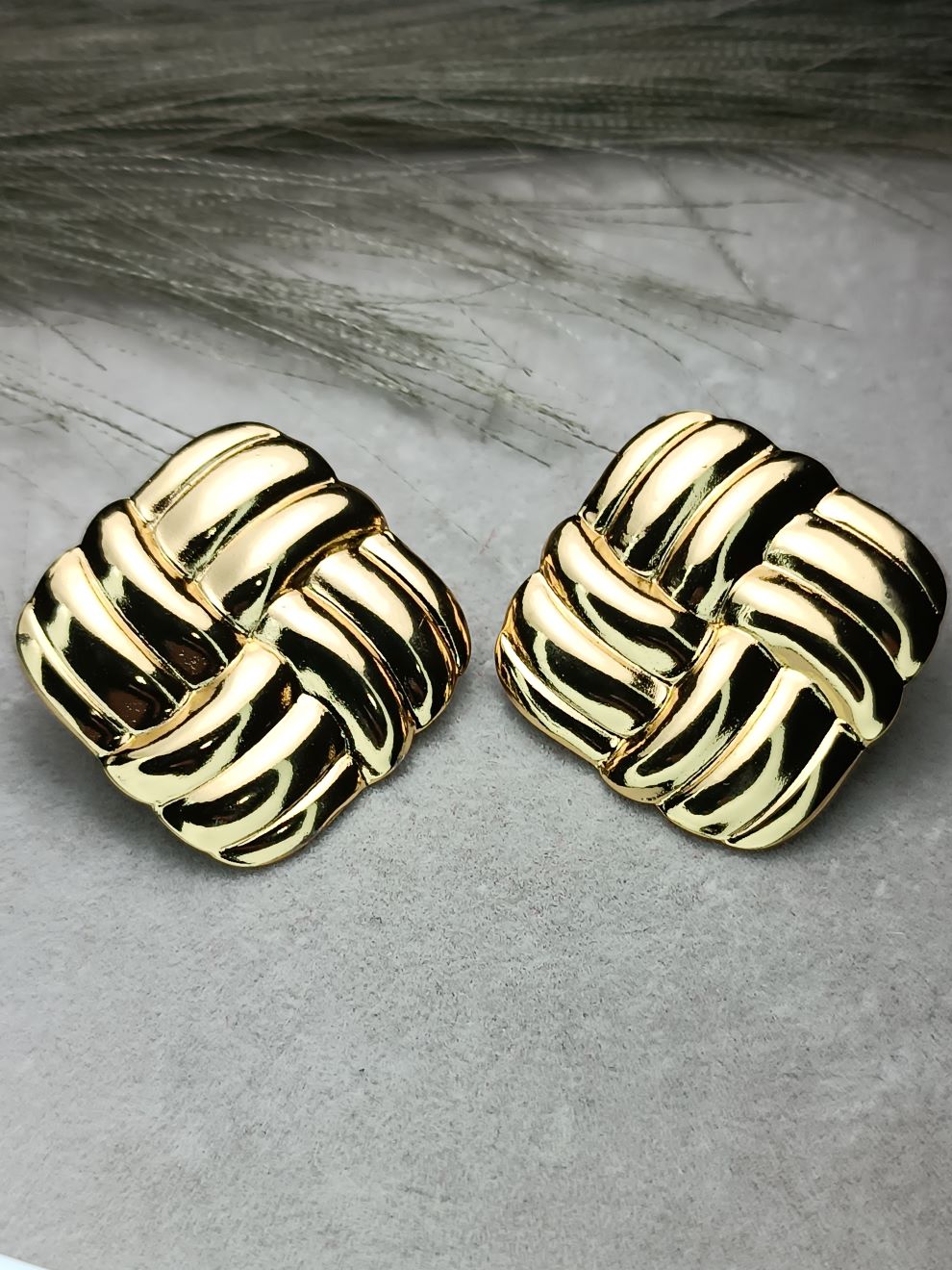 Τετράγωνα Χρυσά Σκουλαρίκια από Ανοξείδωτο Ατσάλι – Ανάγλυφα Clip-On Statement Κοσμήματα (ΚΩΔ:5573) Τετράγωνα Χρυσά Σκουλαρίκια από Ανοξείδωτο Ατσάλι – Ανάγλυφα Clip-On Statement Κοσμήματα (ΚΩΔ:5573)