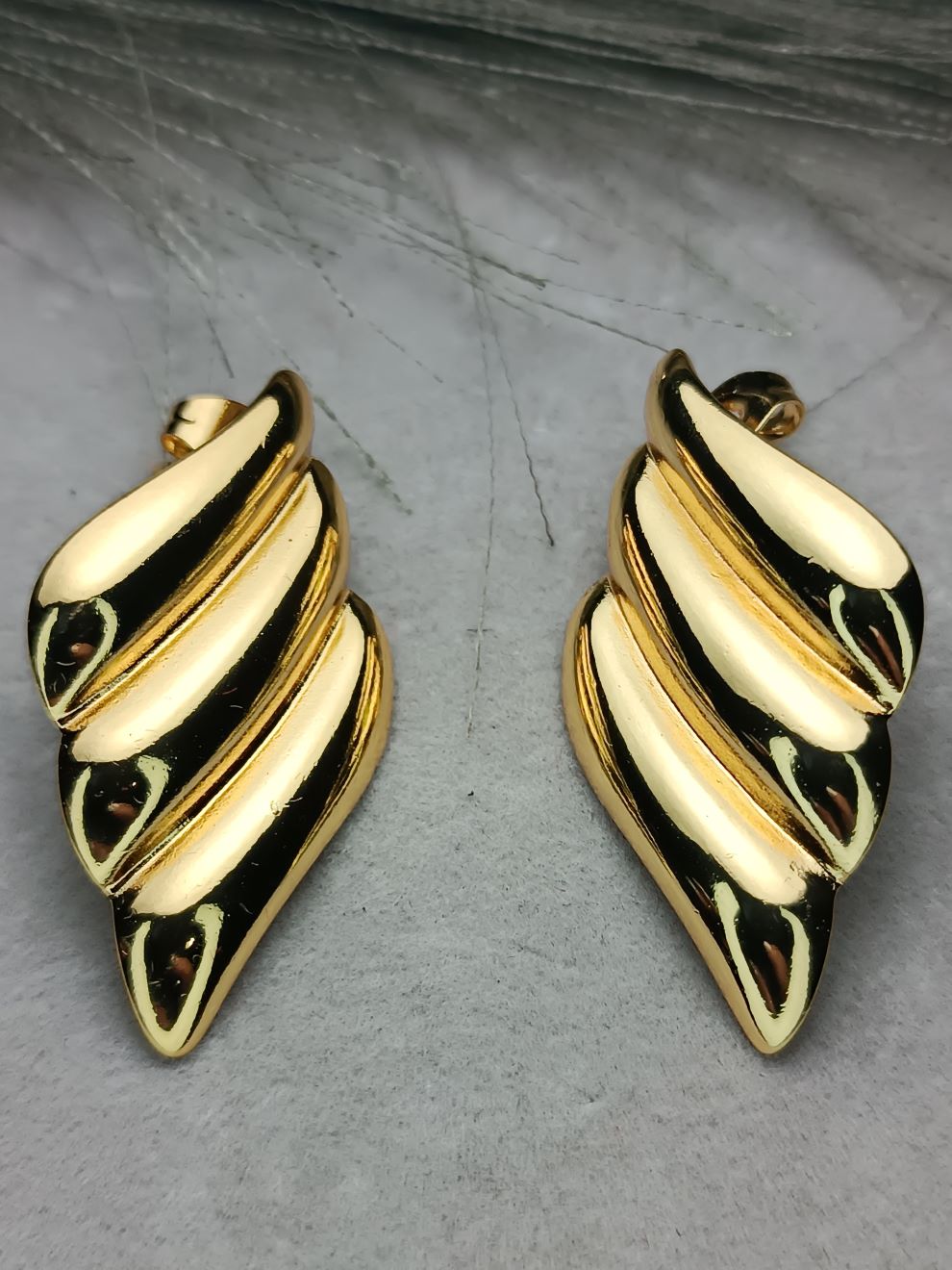 Σκουλαρίκια από Ατσάλι Χρυσά – Statement Σχέδιο για Εντυπωσιακές Εμφανίσεις | Kosmimatomania(ΚΩΔ:5570) Σκουλαρίκια από Ατσάλι Χρυσά – Statement Σχέδιο για Εντυπωσιακές Εμφανίσεις | Kosmimatomania(ΚΩΔ:5570)