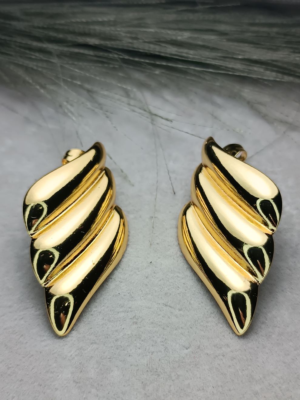 Σκουλαρίκια από Ατσάλι Χρυσά – Statement Σχέδιο για Εντυπωσιακές Εμφανίσεις | Kosmimatomania(ΚΩΔ:5570) Σκουλαρίκια από Ατσάλι Χρυσά – Statement Σχέδιο για Εντυπωσιακές Εμφανίσεις | Kosmimatomania(ΚΩΔ:5570)